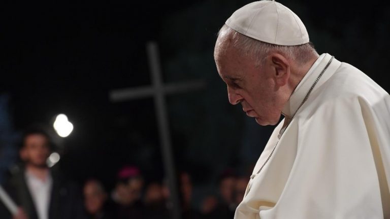 Viernes Santo: Papa Francisco en Vía Crucis “ayúdanos a ver en Tu Cruz todas las cruces del mundo”