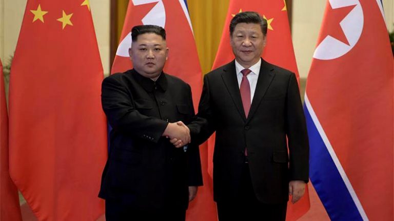 En medio de Guerra Comercial: Presidente de China visita Corea del Norte y se abraza con Kim