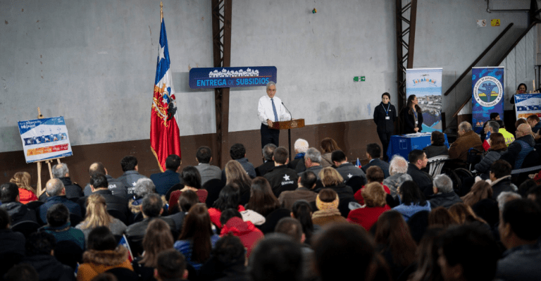 Piñera entrega subsidios a afectados por tornados en Los Ángeles, Talcahuano y Concepción