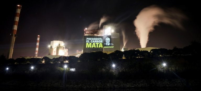 Greenpeace denuncia “complicidad contaminante” entre empresas del Estado y multinacional AES Gener