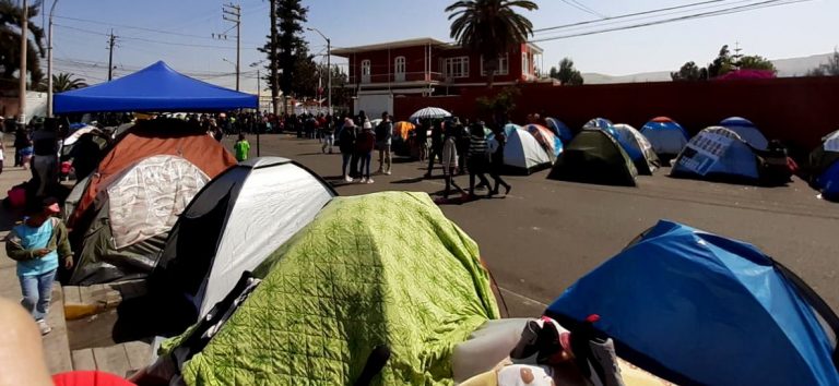 Venezolanos en Tacna provocan problemas a Consulado de Chile y gobernador peruano amenaza con cerrar legación