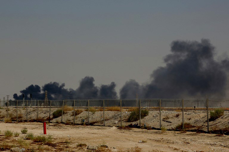 Arabia Saudí bajará -temporalmente- la producción de petróleo tras ataque con drones a dos refinerías