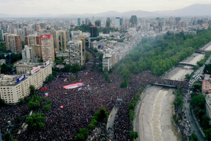 Carlos Peña analiza “La Marcha Más Grande de Chile” y advierte: “Los partidos ya no conducen, son impotentes”