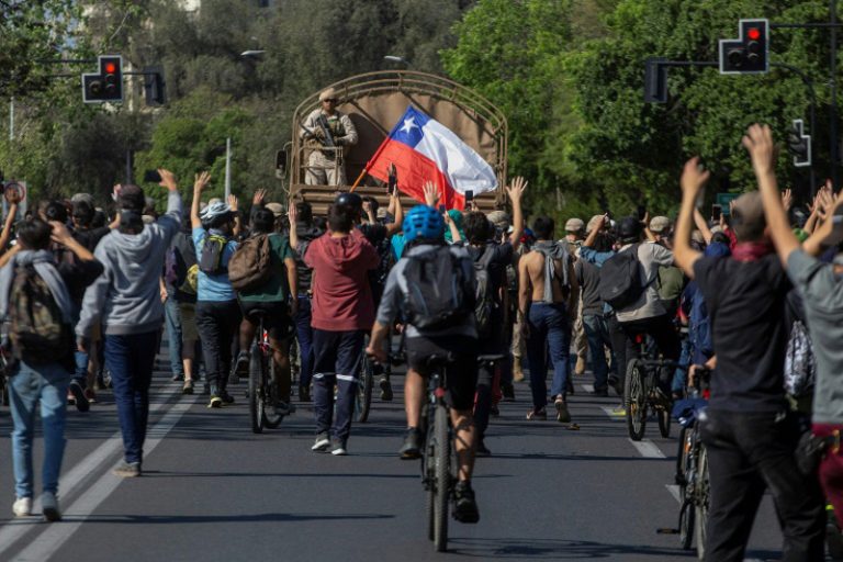 El análisis de la francesa AFP: ¿Qué pasa en Chile?
