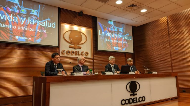 Excedentes de Codelco se desploman más del 50% por menor precio del cobre