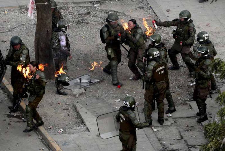Molotov sobre carabineras impacta en el mundo en inicio de tercera semana de movilizacioness