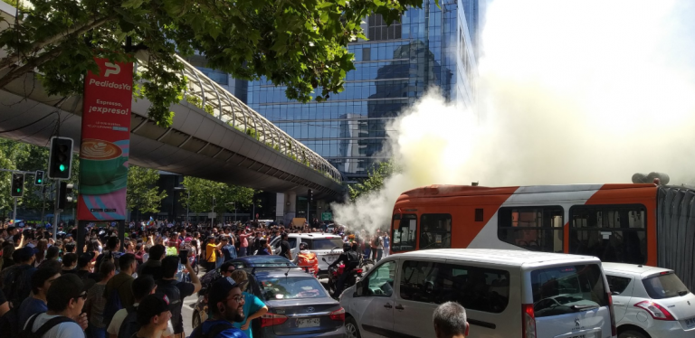 Manifestaciones en el Costanera Center, barricadas en Providencia y ataque a sede la UDI marcan nueva jornada de protestas