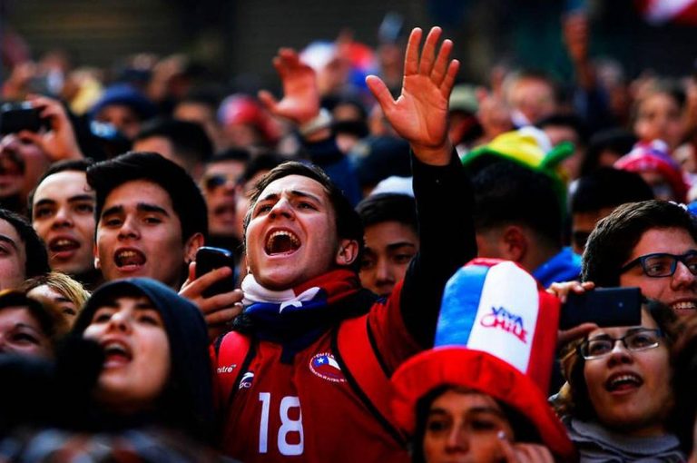 Estudio demostró que 42% de los chilenos siente inseguridad y 35% esperanza por lo que viene