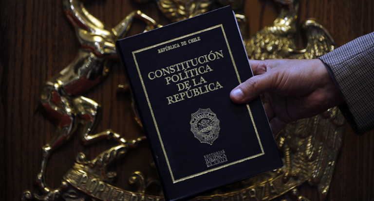 Encuesta Cadem: Un 78% de los chilenos quiere una nueva Constitución
