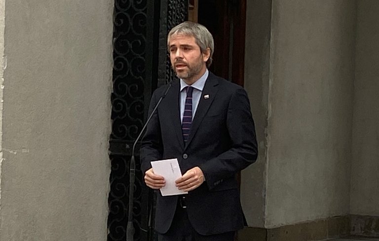 Ministro Blumel adelanta cambios en FF.EE. de Carabineros y profunda investigación por civiles heridos anoche en Plaza Italia
