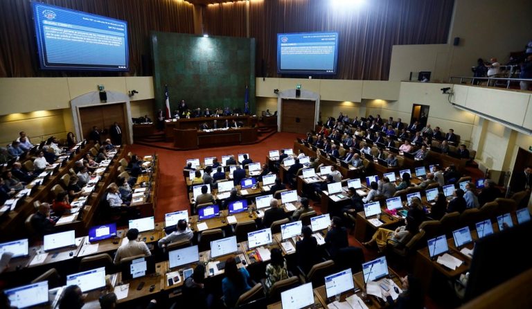 Parlamentarios reprobados en pandemia: Un 51% de los chilenos les pone nota 1