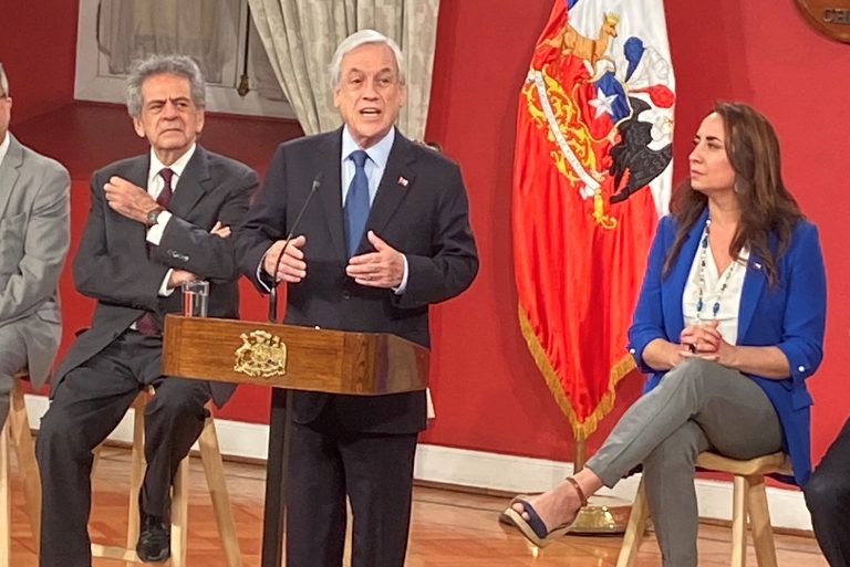 Presidente Piñera dice que se están haciendo “todos los esfuerzos humanamente posibles” en búsqueda del avión FACh