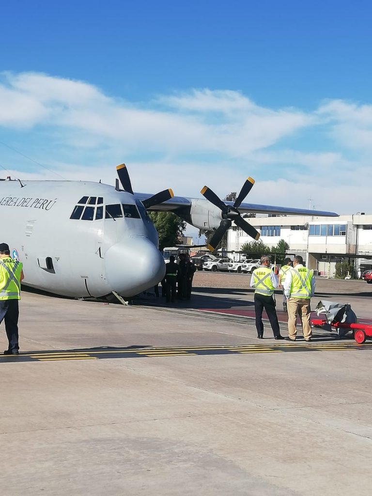 Avión Hércules peruano con 42 ocupantes se accidenta antes de despegar en Santiago