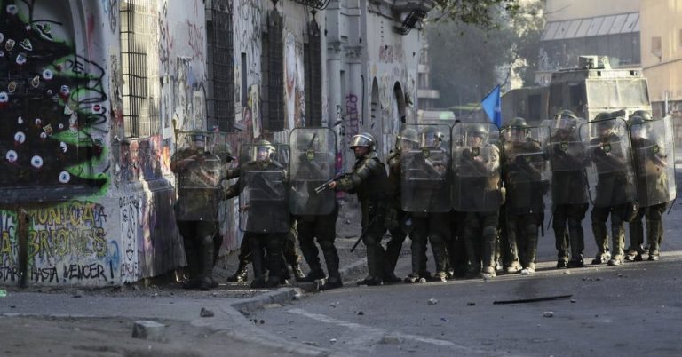 Prensa mundial sigue atenta a lo que pasa en Chile: Encausan a policía que atropelló a manifestante