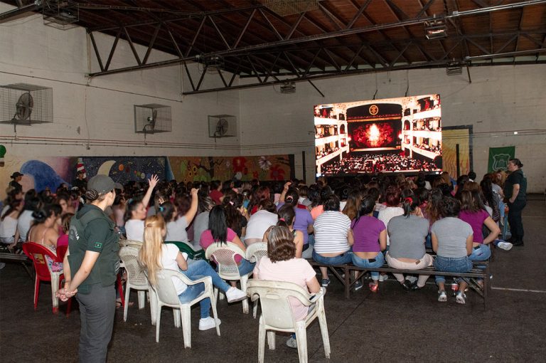 Ministerio de las Culturas y Municipal de Santiago llevarán espectáculos en streaming a cárceles de todo Chile