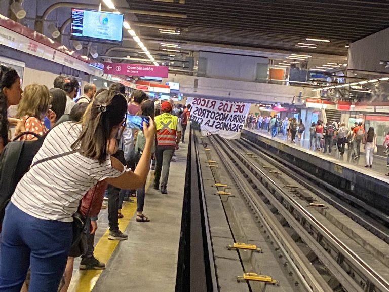 Secundarios ingresan a estación Los Leones e interrumpen el funcionamiento del Metro