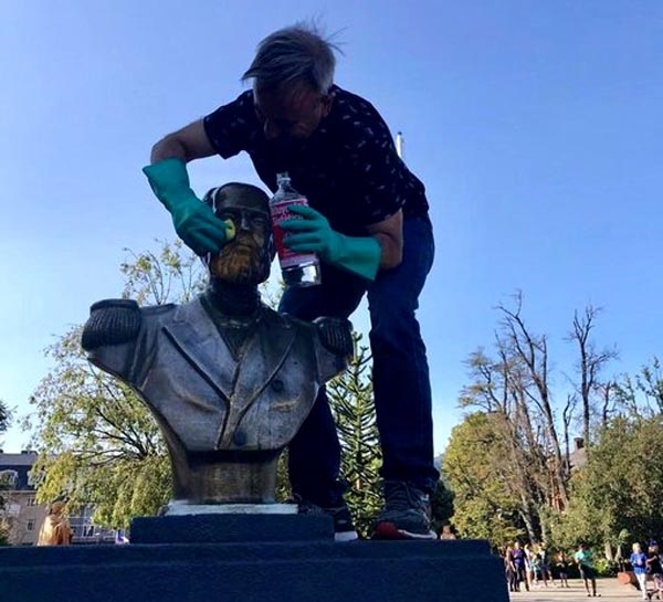 En Pucón sorprenden a tataranieto de Arturo Prat limpiado busto del héroe rayado en las protestas
