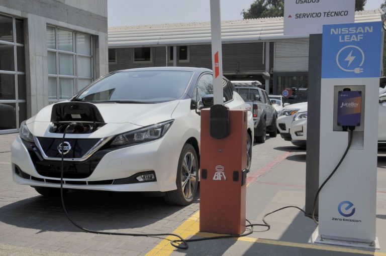 Nissan instala red de carga para autos eléctricos en todos sus distribuidores de Santiago