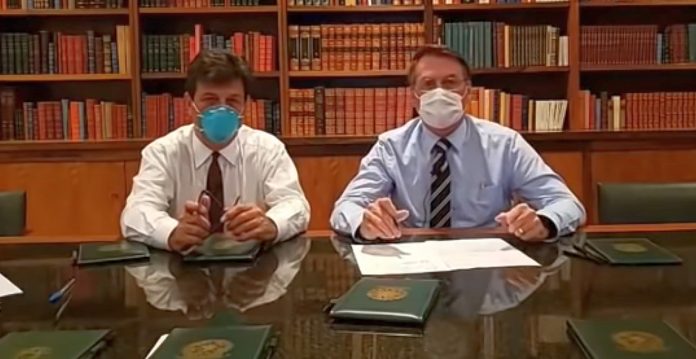 Bolsonaro y su ministro de Salud