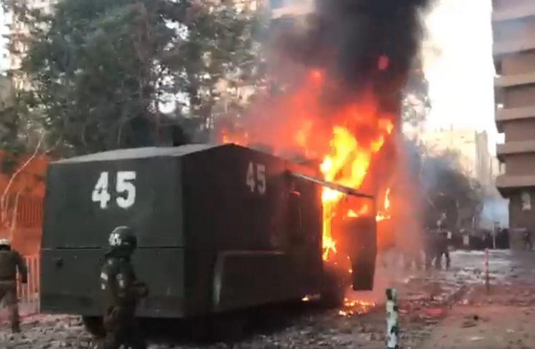 ACTUALIZADO // Carro lanza agua de Carabineros terminó quemado tras GRAVES INCIDENTES en Plaza Baquedano
