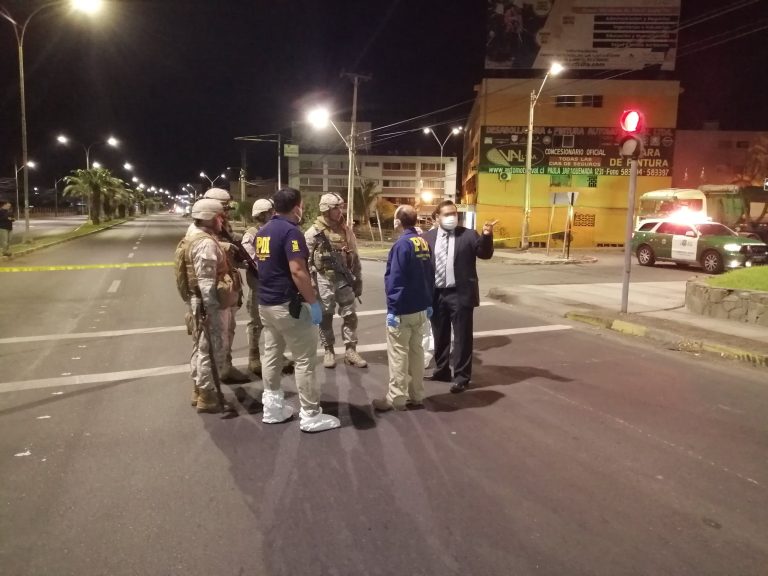 Arica: Conductor evade control sanitario y no acata orden de detención y resultó herido