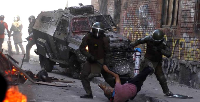 Golpiza de Carabineros ya es noticia mundial: Violencia policial chilena revive con ataque a anciano