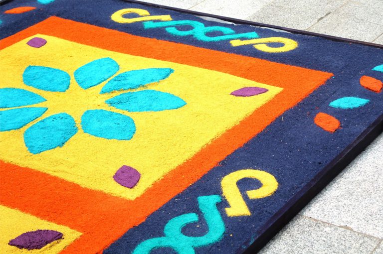 La tradición de coloridas alfombras de Guatemala llega a Centro Cultural La Moneda