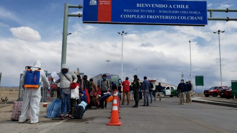 450 bolivianos retornaron hoy a su país, iniciando el plan de retorno para los extranjeros que están varados en Chile