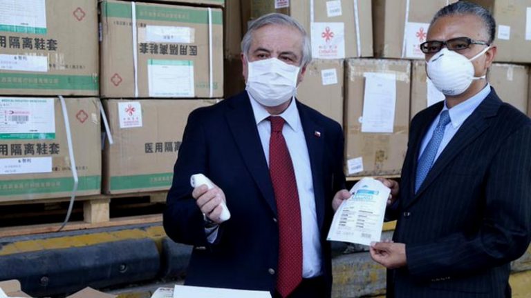 Migajas chinas: Mañalich recibe donación de implementos sanitarios de manos del  Xu Bu