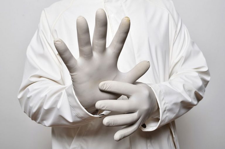 Los guantes desechables no sustituyen al lavado de manos