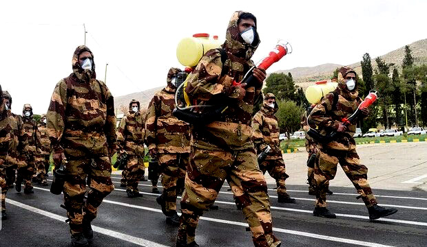 En día del Ejército de Irán desfile reemplaza armamento por equipos sanitarios bajo el lema: «Defensores de la patria, Asistentes de salud»