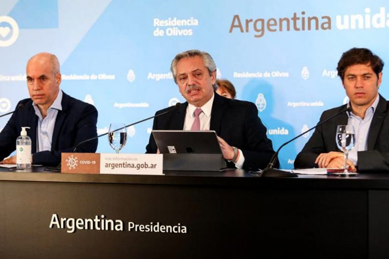 Presidente argentino insiste en comparaciones con Chile y Mañalich lo ningunea