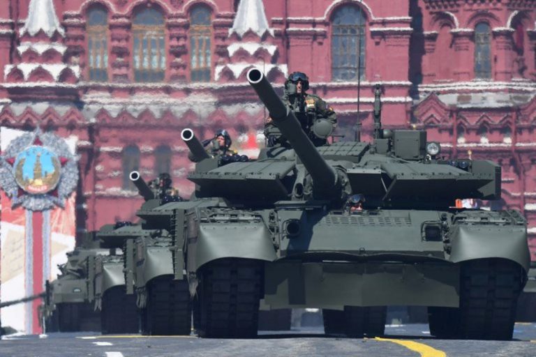 Rusia conmemoró aplazado desfile del Día de la Victoria con masivo despliegue militar y tropas sin mascarillas