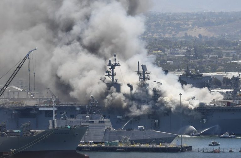 El USS Bonhomme Richard se incendia en la Base de San Diego
