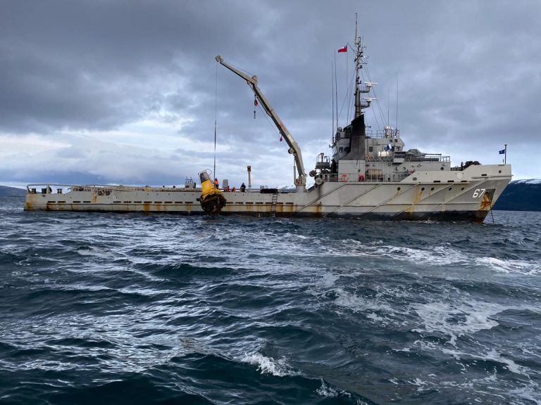 Armada repara boya que marca frontera marítima en el Canal Beagle
