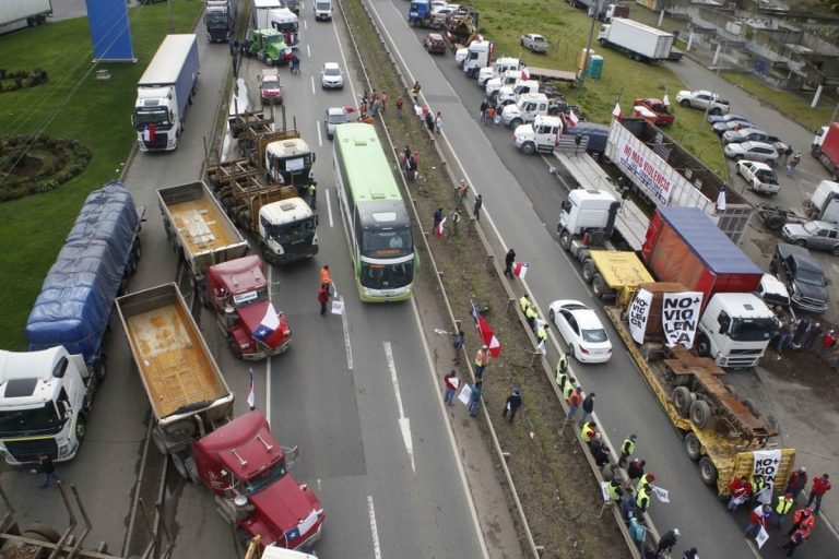 VIDEO // Ministro Pérez sigue evitando conflicto con camioneros: “Se cumplió a cabalidad el interés de que no se cortara la cadena de suministro”
