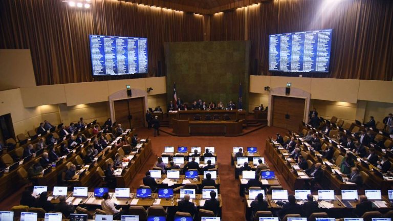 Gobierno y Chile Vamos proponen reducir diputados a 134, mantener senadores en 50 y un piso mínimo de 3% para ser electos