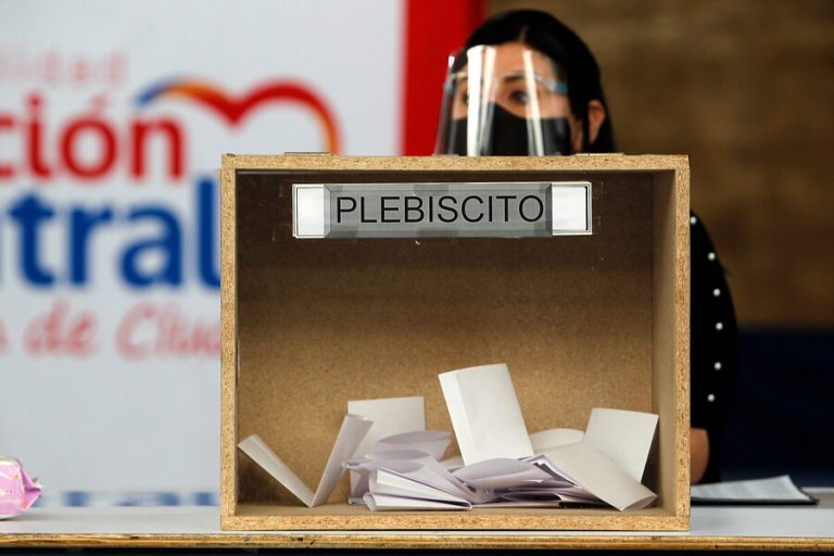 Encuestas muestran respaldo mayoritario a que contagiados con COVID puedan votar en plebiscito