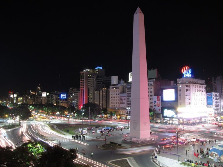 Argentina logra un acuerdo con principales acreedores en su reestructuración de deuda por US$ 65 mil millones