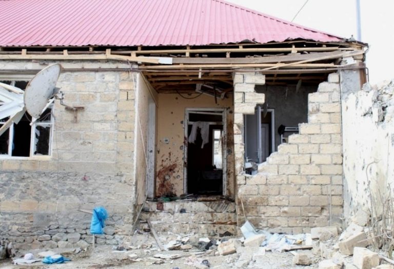 Azerbaiyán informa de 12 civiles muertos y 35 heridos en Nagorno Karabaj