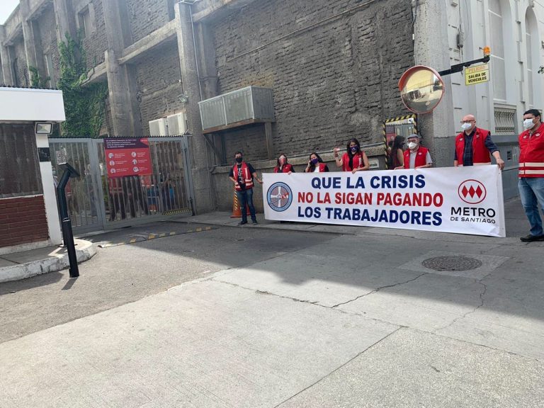 Piñera anuncia reapertura total del Metro luego de la destrucción por el 18-O, mientras trabajadores lo funan por masivos despidos