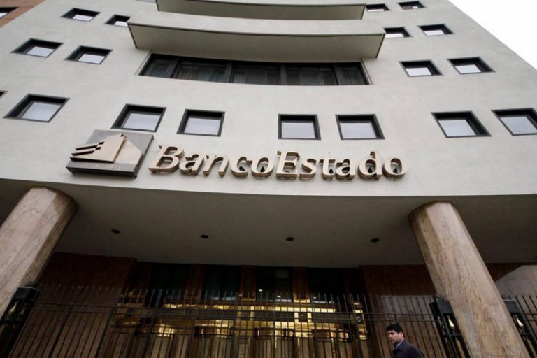 Más de mil trabajadores del sindicato nacional de BancoEstado Microempresas inician huelga por primera vez en su historia