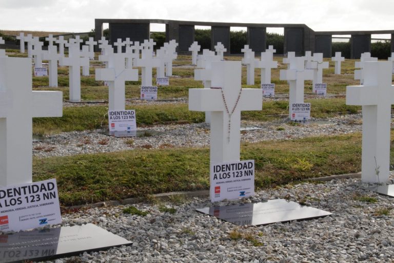 Argentina y Reino Unido acuerdan proseguir con identificación de soldados sepultaos en Falkland/Malvinas