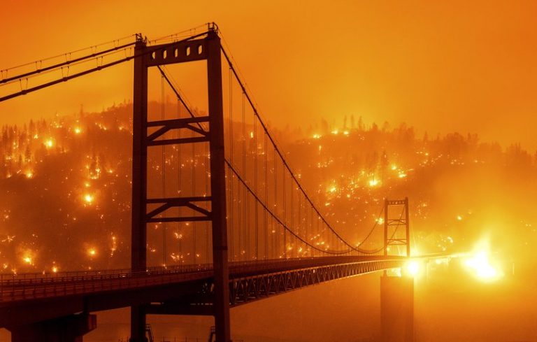 Se agudizan Incendios forestales y amenazan miles de casas en California