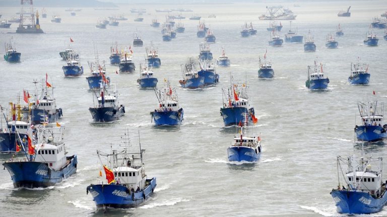 Depredación de Pacífico: Megaflota pesquera China se acerca a las aguas del Perú… y sigue navegando al sur hacia Chile