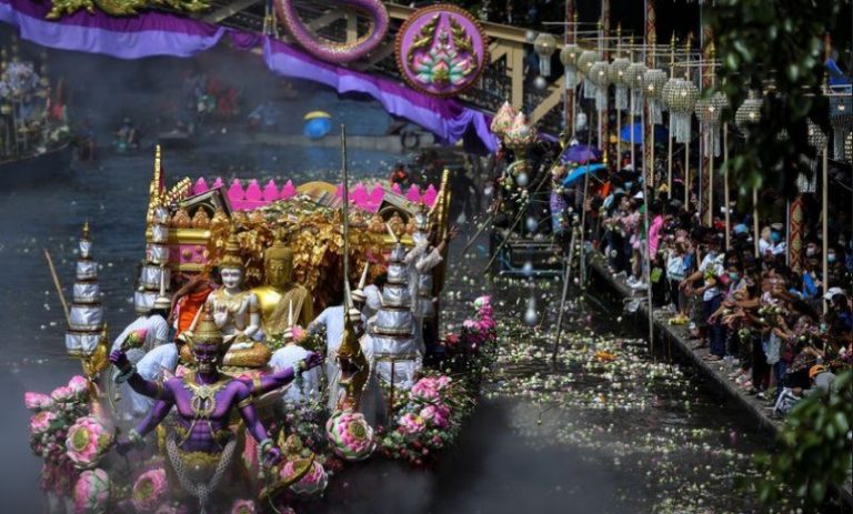 Tailandia: Lluvias de flores de loto marcan el final de la cuaresma budista