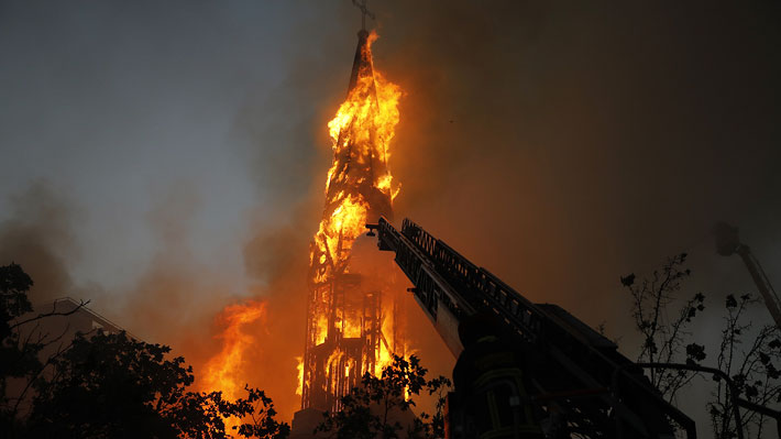 Dos Iglesias quemadas, saqueos y desmanes echan abajo la celebración  del 18-O