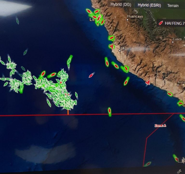 Megaflota pesquera depredadora china se mantiene frente a costas peruanas bajo estrecha vigilancia de la Armada chilena