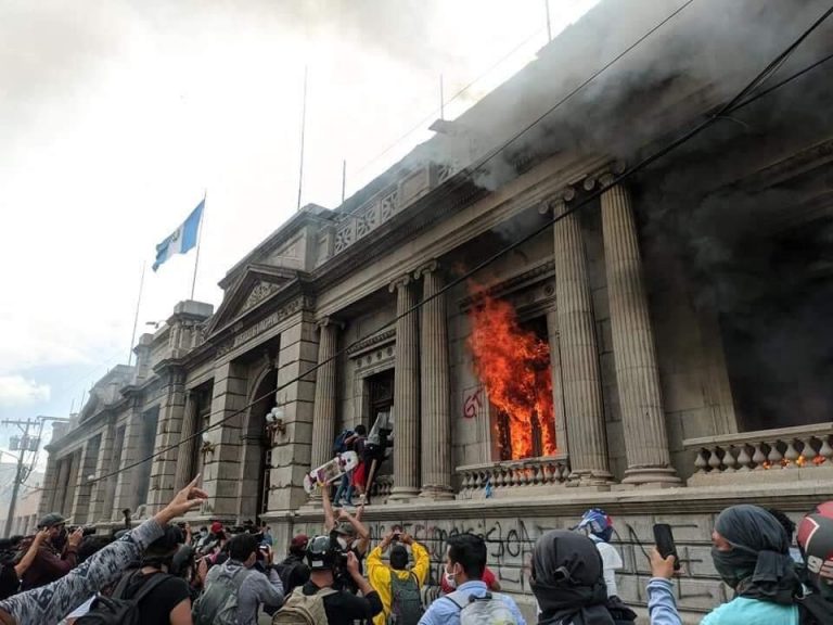 Manifestantes se alzan contra el gobierno guatemalteco e incendian edificio del Congreso