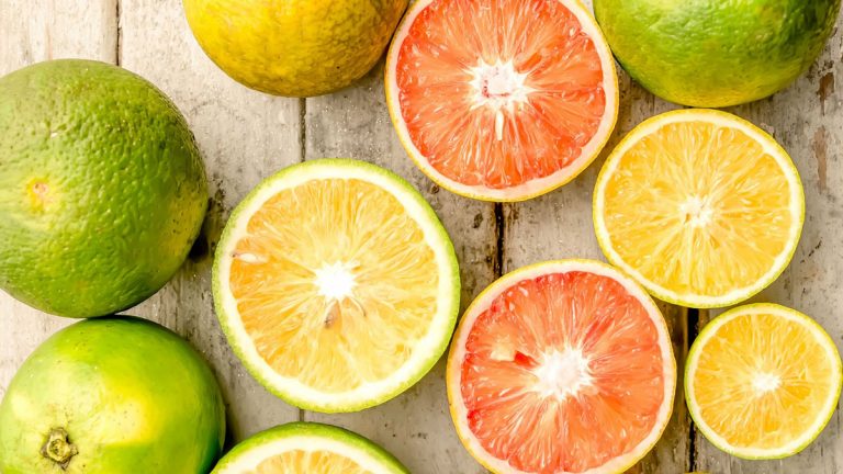 App enseña cómo crear un limpiador multiuso con cáscaras de limón y naranja